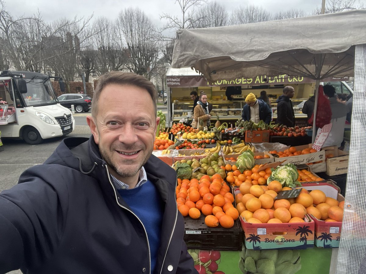 Bon dimanche à tous 😀 
Sur le marché place Rabelais, TOURS.
poulet 100 % Auvergne,
fromage 100 % Jura 
et légumes de Touraine ￼😉
#Agriculteursencolere #france #Engagement