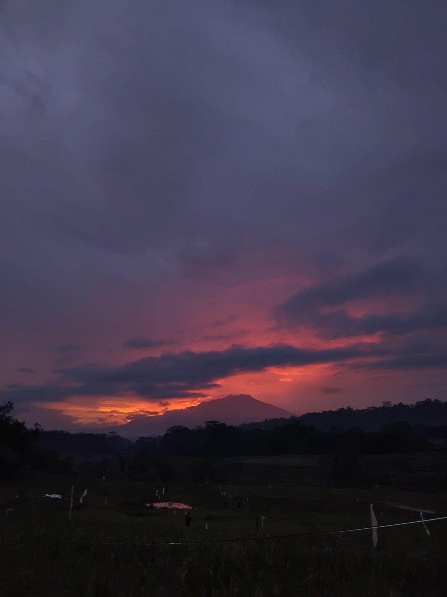 onyour_maa's tweet photo. the sky https://t.co/zndkqIdK29
