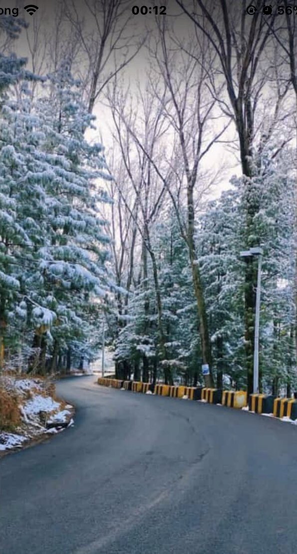 hz_abbasi's tweet photo. Karachi ma barish ho rhi ha and Murree ma snowfall ❄️
#SnowFallMurree #Snow
#KarachiRain https://t.co/3Hgdin1BQ5