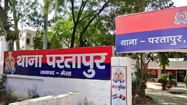 UP : मेरठ पुलिस ने 3 फरवरी को सुहैल और मोहम्मद आहिल की गिरफ्तारी दिखाई। दोनों से 1100–1100 ग्राम गांजा बरामद होना बताया।

कोर्ट में दोनों युवकों ने पोल पट्टी खोल दी। बताया कि पुलिस ने हमें 3 नहीं, 2 फरवरी को अनार के ठेले से उठाया था। पुलिस ने फर्जी तरह से गांजा लगाया है। 

सच