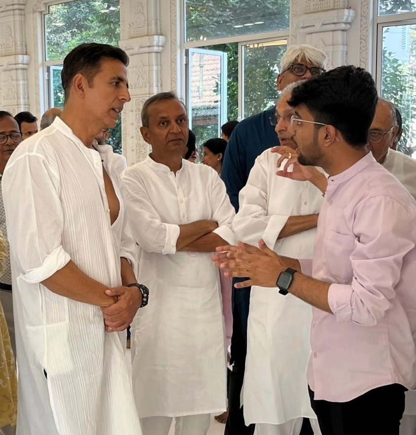 Akkistaan's tweet photo. Photos: @akshaykumar sir at Digambar Jain Mandir, Vile Parle, Mumbai today afternoon. https://t.co/myqEpGyasQ