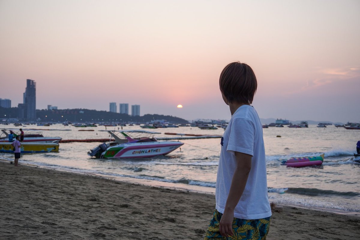 erizo0203's tweet photo. 2/3で26歳になりました！いえい！

今年の誕生日はタイで迎えました🎂🇹🇭
パタヤビーチからの真っ赤な夕日！
とても美しかった〜！
大地から素敵なプレゼントをもらいました😊
26歳は、自然体に自分らしく😆🌱

これからもよろしくお願いします☺️🤲 https://t.co/tMJjZ7x8uZ