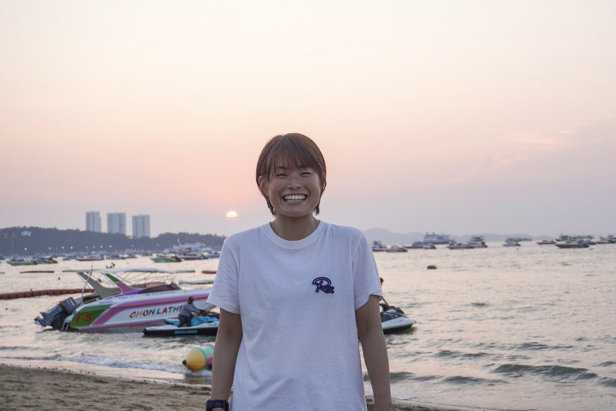 erizo0203's tweet photo. 2/3で26歳になりました！いえい！

今年の誕生日はタイで迎えました🎂🇹🇭
パタヤビーチからの真っ赤な夕日！
とても美しかった〜！
大地から素敵なプレゼントをもらいました😊
26歳は、自然体に自分らしく😆🌱

これからもよろしくお願いします☺️🤲 https://t.co/tMJjZ7x8uZ