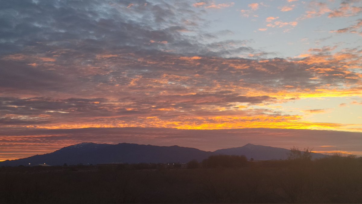 AZPuffins's tweet photo. I never get tired of a beautiful #Sunrise over #Tucson...even when I've been up all night and I'm tired. I don't know if that makes sense. 🤷‍♂️🌵🌥️ #azwx https://t.co/hYVoEH7qN0