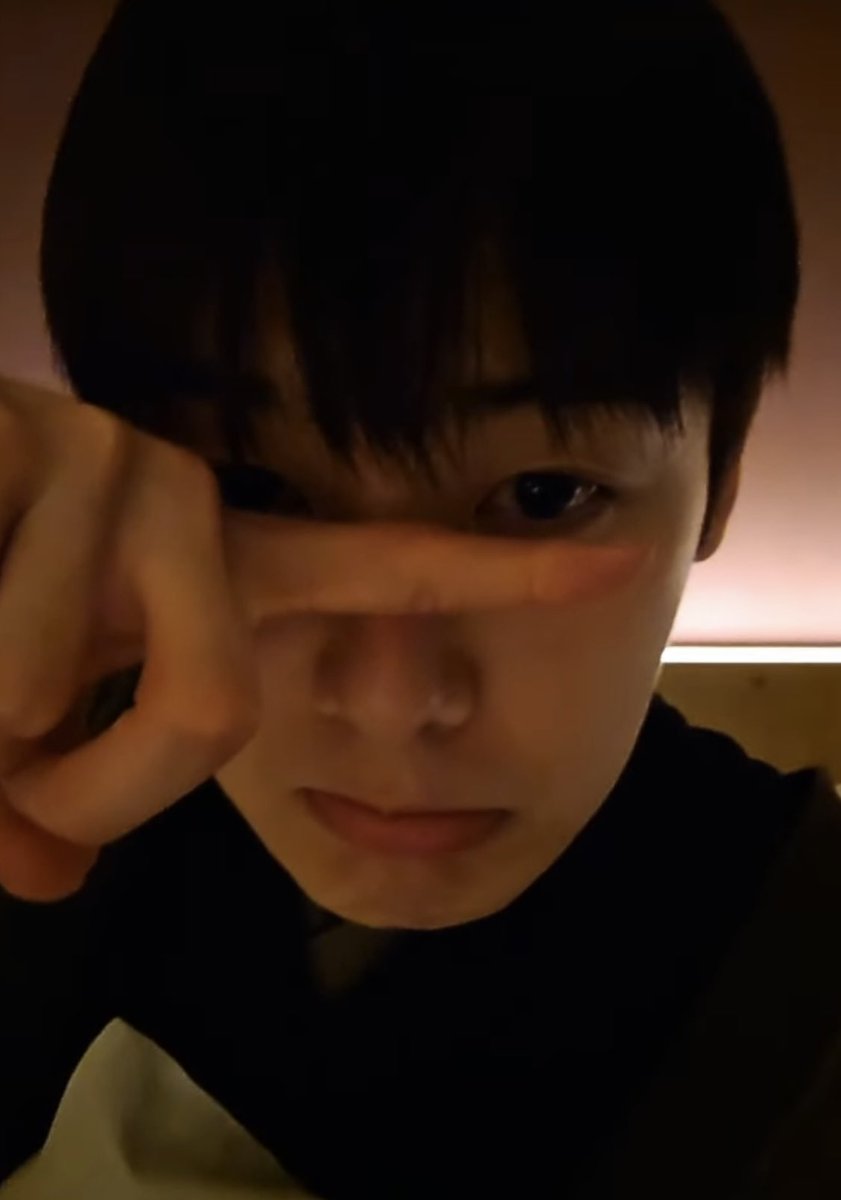 yoon_ddo_'s tweet photo. 수염 가린다고 반윤희 포즈 해주기를 이은 다크서클 가리기 https://t.co/wpoEYUhWXj