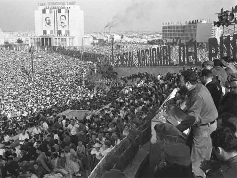 Millón de cubanos aprobó 2a Declaración de La Habana. #Fidel leyó el documento en Plaza de la Revolución tras oficialización de bloqueo #EEUU contra #Cuba hace 62 años. Latinoamericanismo, internacionalismo, solidaridad: pilares de nuestra política exterior. #CubaViveEnSuHistoria
