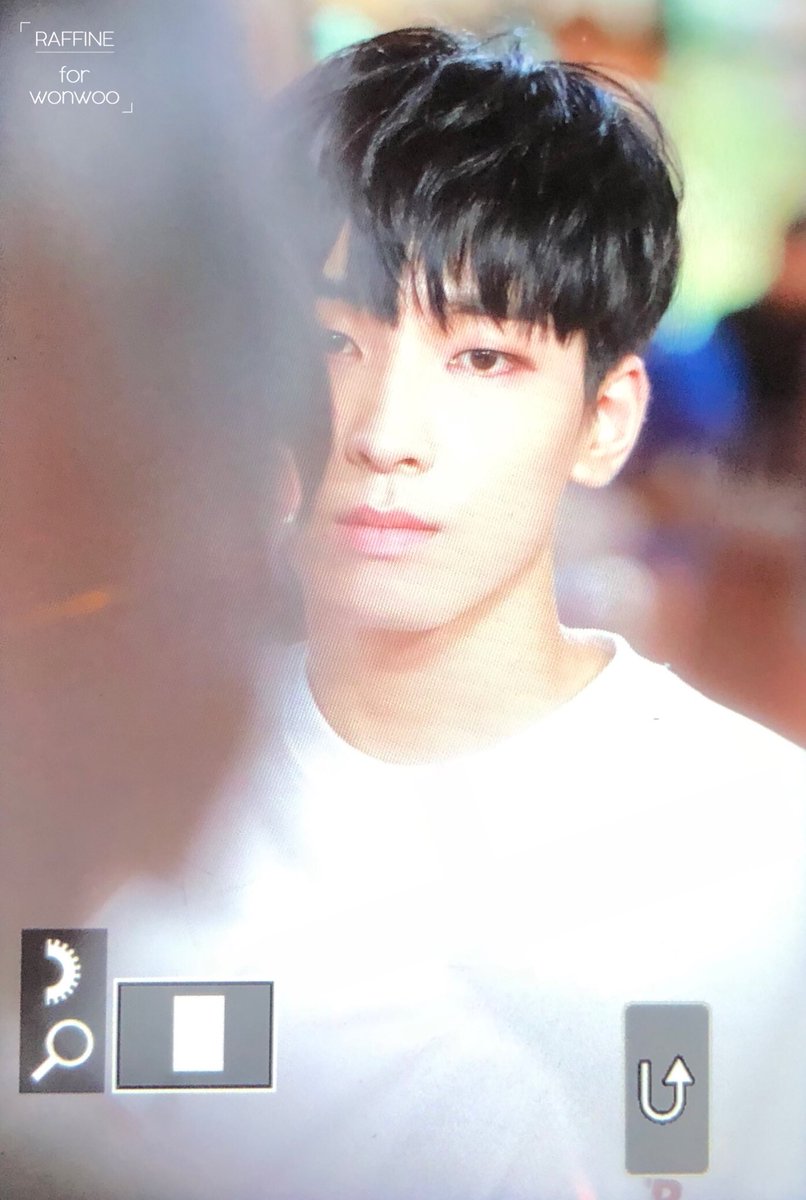 이날이 너무너무좋아..
저 새까만 머리와 선명한 눈이 좋아
흐릿한프리뷰사진을넘어오는명도깊은얼굴이 좋아