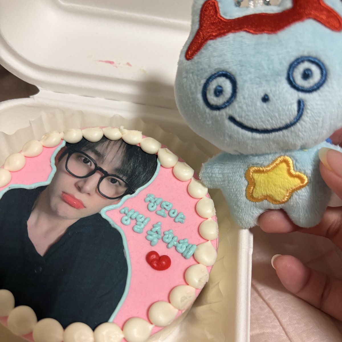 jxngmx00_'s tweet photo. #우리_강모_자랑대회

강모는 형아 얼굴이 그려진 케이크가 먹고싶어요 https://t.co/45dYbWzSQP