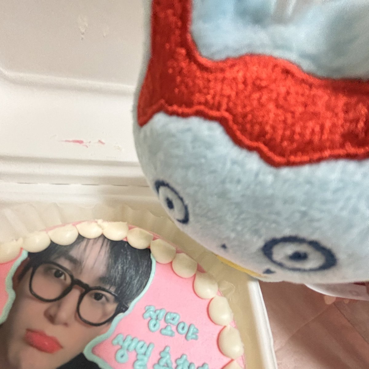 #우리_강모_자랑대회

강모는 형아 얼굴이 그려진 케이크가 먹고싶어요