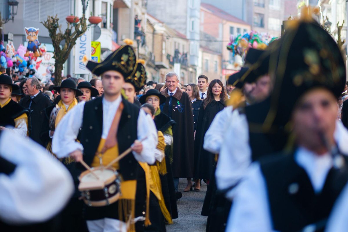 AlfonsoRuedaGal's tweet photo. Vir a Lalín sempre é un acerto. Pero vir hoxe, na súa Feira do Cocido, supón vivilo ao máximo.
Que importante coidar as nosas tradicións e festas que tamén fan marca Galicia. Parabéns aos novos comendadores e que viva o Cocido de Lalín! https://t.co/xyjb5URhBX