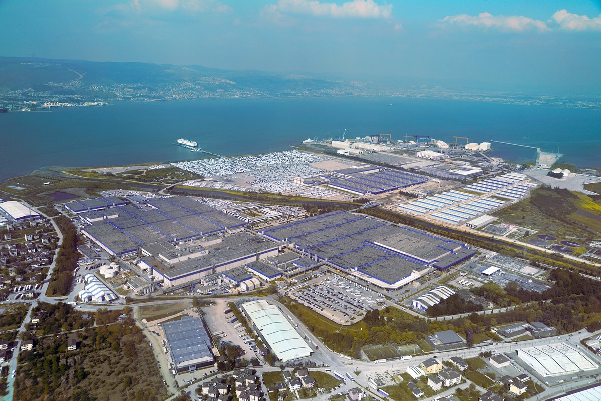 eozpeynirci's tweet photo. Ford Otosan'ın piyasa değeri global markalar Volvo, Mazda ve Mitsubishi'den yüksek, Renault'un ensesinde‼️

🔴Dünyada 62 otomotiv üreticisinin toplam piyasa değeri 2 trilyon doların üzerinde. 

🔴Tesla'nın 598 milyar doları aşan piyasa değeriyle zirvede yer aldığı listenin 32. sırasında 10,3 milyar dolarlık değeriyle Ford Otosan, 42. sırasında ise 4,1 milyar dolarlık değeriyle Tofaş yer alıyor.

🔴İşin ilginç yanı;  Ford Otosan piyasa değeri açısından 30 devi geride bırakırken, bunlar arasında Volvo, Geely, Xpeng, Mazda, Lucid, Mitsubishi gibi global markalar yer alıyor. 

🔴Ford Otosan, 11,1 milyar dolarlık değeriyle 30. sırada yer alan Fransız otomotiv devi Renault'un da ensesinde.

İşte 50 otomotiv üreticisinin güncel piyasa değerleri (milyar $)

1) Tesla▶️ 598,4
2) Toyota▶️ 273,1
3) Porsche ▶️81,2
4) Mercedes ▶️74,8
5) BMW ▶️70,2
6) Stellantis▶️ 69,7
7) Volkswagen ▶️69
8) Ferrari ▶️68,8
9) BYD ▶️66,2
10) Honda ▶️54,2
11) Ford ▶️48,5
12) GM ▶️44,9
13) Hyundai ▶️40.5
14) Maruti Suzuki ▶️40,4
15) Tata ▶️38,7
16) Kia ▶️35,3
17) Lia Auto ▶️28,6
18) Mahindra 24,9
19) Suzuki Motor ▶️22,8
20) SAIC▶️ 22,1
21) Great Wall ▶️19,4
22) Nissan ▶️15,7
23) Chongqing ▶️Changan 15
24) Subaru ▶️15
25) Rivian ▶️14,9
26) VinFast ▶️13,3
27) Seres Group ▶️12,3
28) NIO▶️ 11,6
29) Hotai Motor▶️ 11,4
30) Renault ▶️11,12
31) Isuzu ▶️10,45
32) Ford Otosan ▶️10,34
33) Volvo Car ▶️10,32
34) Geely ▶️9.8
35) GAC ▶️9,5
36) Xpeng ▶️7,7
37) Mazda ▶️7,6
38) Lucid ▶️7,5
39) Polaris ▶️5,1
40) FAW ▶️4,9
41) Mitsubishi ▶️4,5
42) Tofaş ▶️4,1
43) Polestar ▶️3,7
44) JAC ▶️3,5
45) Dongfeng ▶️3,2
46) Leapmotor ▶️3,1
47) Yulon ▶️2,3
48) Aston Martin ▶️1,9
49) NWTN ▶️1.8
50) Nikola ▶️0,8