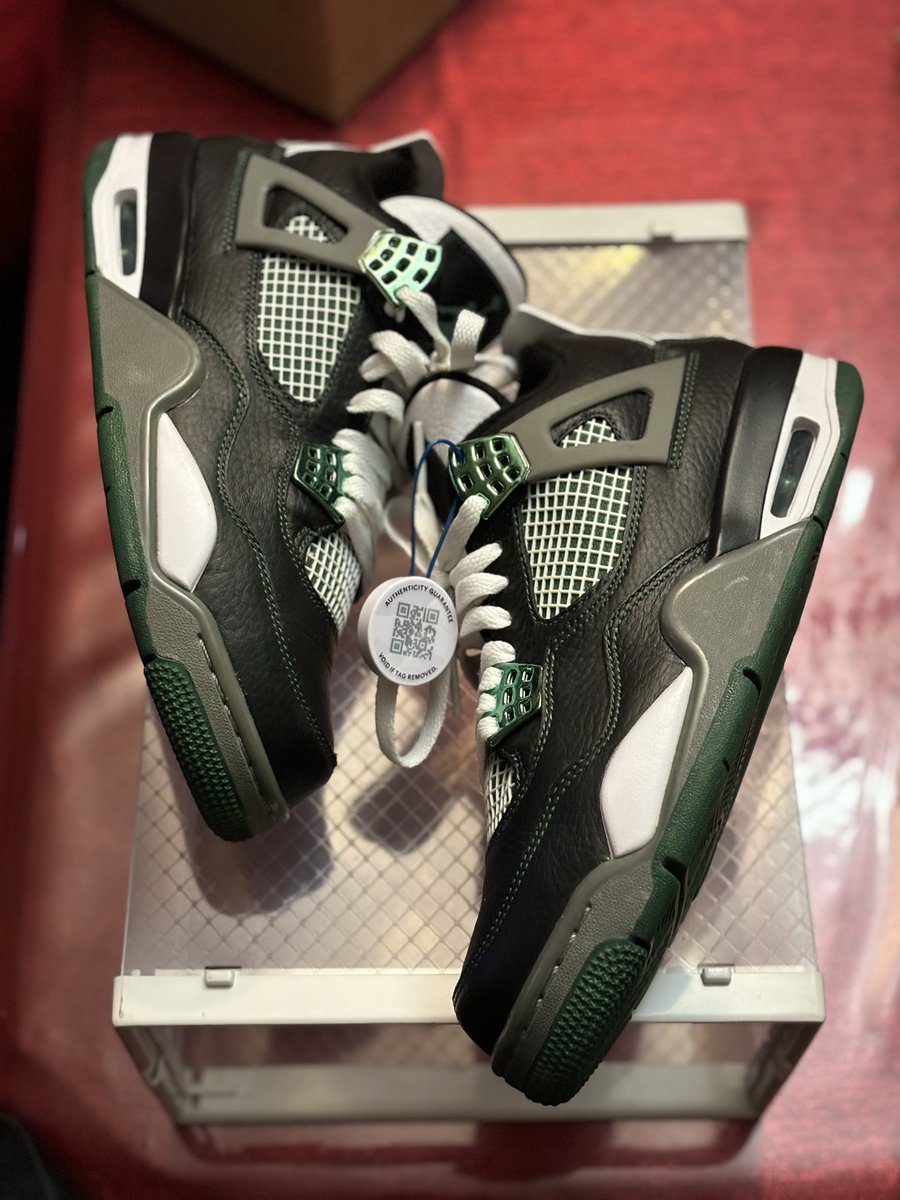 IsThatAntt's tweet photo. Gotta Keep The EBay Tag On Or Ppl Gone Think They Fake 😂🥹🫶🏽 #JordanPE #PlayerExclusive #Oregon #Jordan4 #2011 https://t.co/YVSAgTNAph