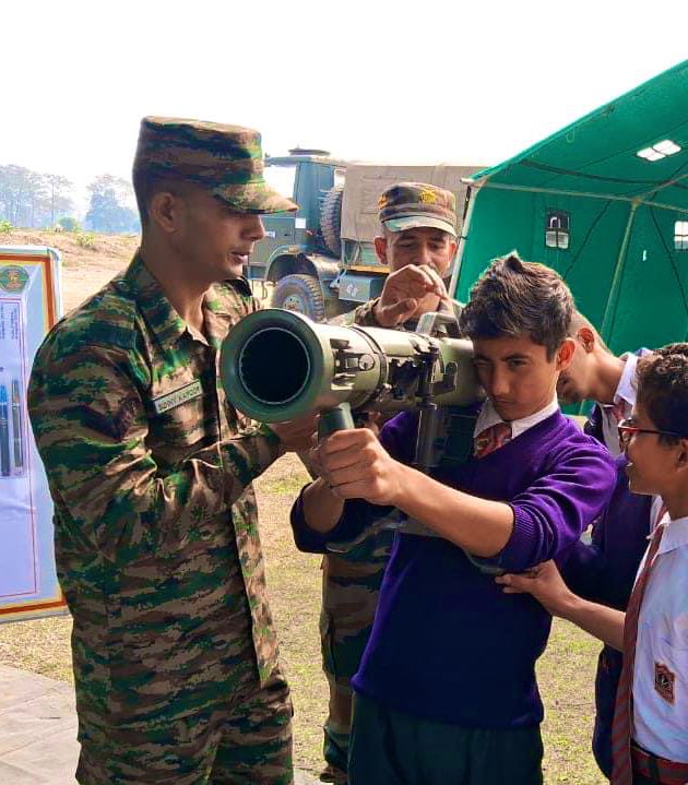 Boys & Girls— with #CarlGustaf! 

Could not help smile ear to ear. 😊

Such events pique the interest of children and youth in DEFENCE FORCES. 👍 

This is at the #KnowYourArmy Mela organised by @trishakticorps. 

Loc: #Binnaguri & Ethelbari, North #Bengal.