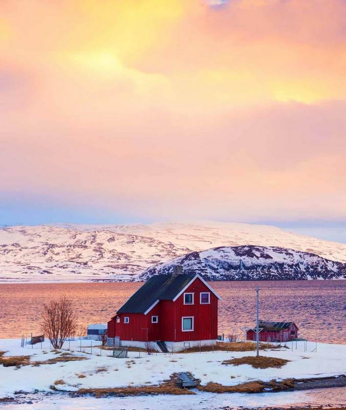 Noruega en invierno, montañas con las casas coloridas y el océano en la puesta del sol.. 😍