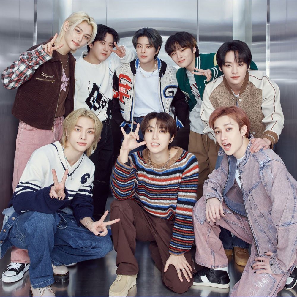 Selam, STAYYY~ Stray Kids çevirilerine devam ederken sizin de isteklerinizi öğrenmek istedik. Çevirisini istediğiniz bir video varsa bu tweet altında veya kanalımızda belirtebilirsiniz. Güvenilir bir İngilizce kaynak bulduğumuz sürece isteklerinizi çevirmeye çalışacağız~😻