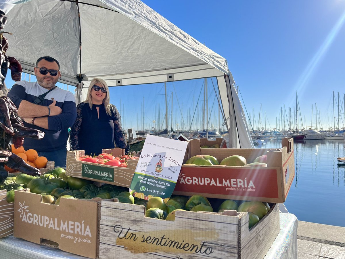 ____Belen__'s tweet photo. A ver cómo le explicamos a esta indeseable que es imposible resistirse a un #tomate aliñao de #Almería @RoyalSegolene 
#LaHuertaDeJosefa https://t.co/mXpkeYVwGZ