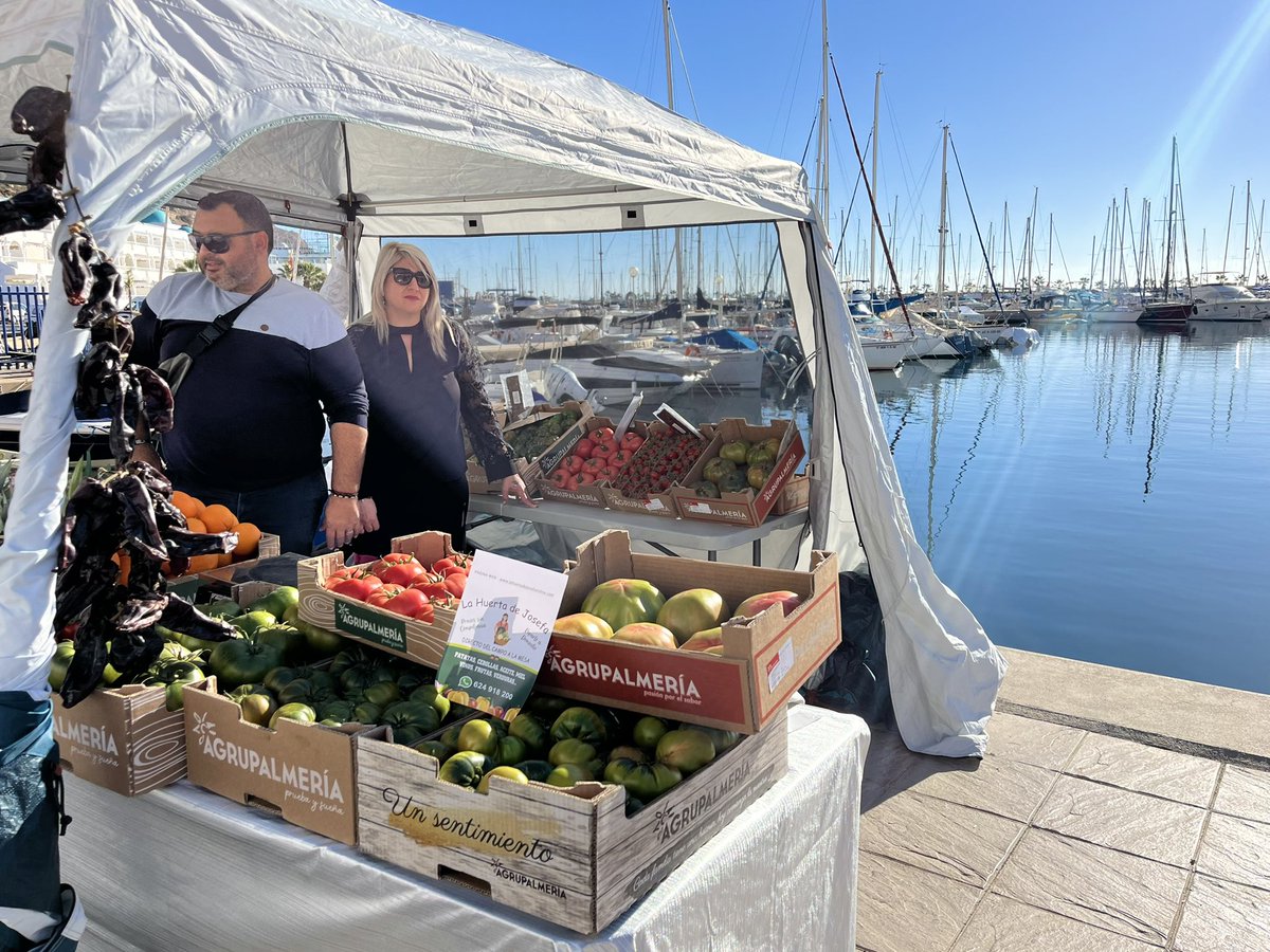 ____Belen__'s tweet photo. A ver cómo le explicamos a esta indeseable que es imposible resistirse a un #tomate aliñao de #Almería @RoyalSegolene 
#LaHuertaDeJosefa https://t.co/mXpkeYVwGZ