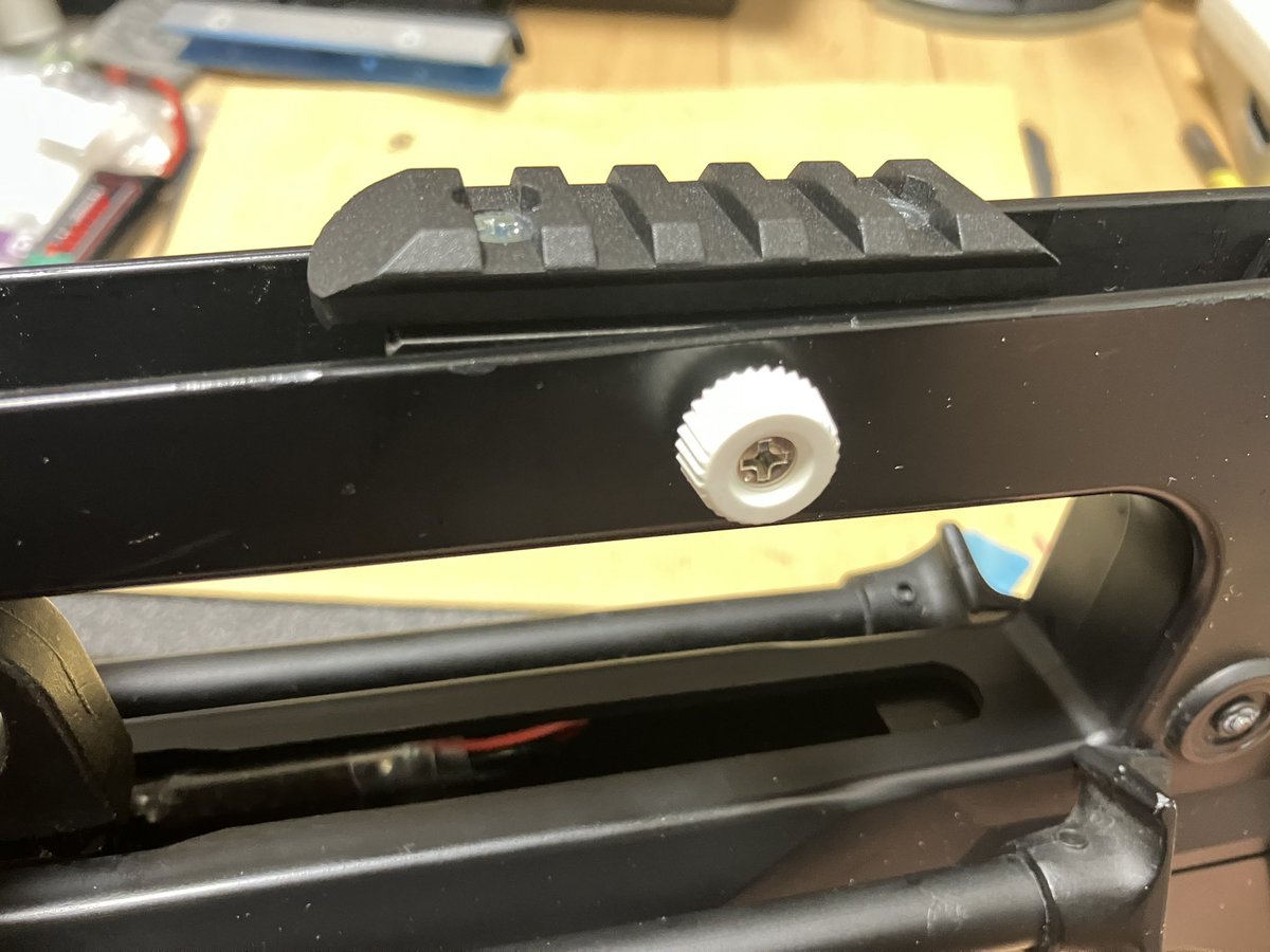 stiwagon555ver2's tweet image. #FAMAS のスコープマウントは、レア物だし「文鎮」って言われるぐらい重いので自作。

過去に何個か作ってるけど、フィールドで出逢ったFAMAS使いさんにあげたりしたから新調。
最近はドッドサイトしか載せないから小さいのを☝️

#ファマス #ver1 #EG560
#ETU #FCU #電トリ #EG700