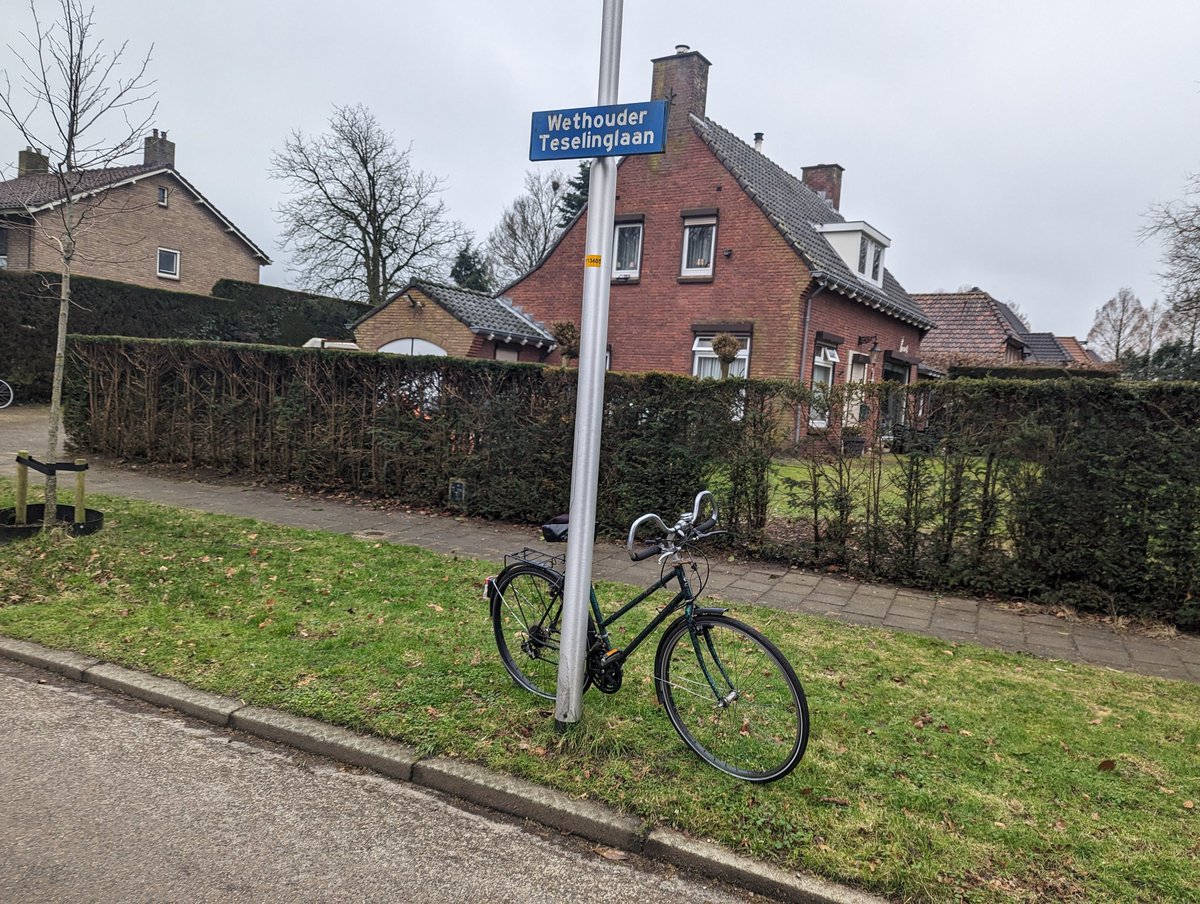 Hillridge's tweet photo. Lost and found, afdeling found. Weesfietsen aangetroffen rond Rosariumlaan, vermoedelijk wederrechtelijk te leen genomen en nu moederziel wachtend op eigenaars https://t.co/cAO5Nzd4Yy