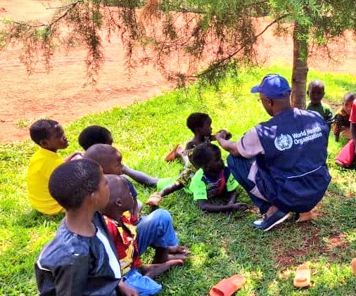 OMSRDCONGO's tweet photo. Une équipe de vaccination anti #polio se fraye un chemin dans les ruelles étroites de la zone de santé de #Wikong, Province de #Lomami 🇨🇩. L'équipe sensibilise & vaccine les enfants qui avaient manqué leurs vaccins pour les aider à grandir forts & en bonne santé. #VaincreLaPolio https://t.co/omY0rVMnFF