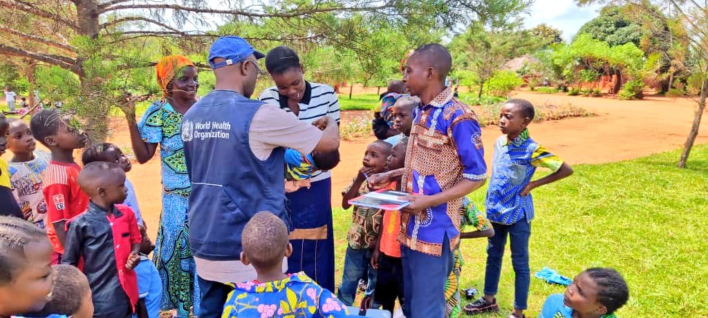 OMSRDCONGO's tweet photo. Une équipe de vaccination anti #polio se fraye un chemin dans les ruelles étroites de la zone de santé de #Wikong, Province de #Lomami 🇨🇩. L'équipe sensibilise & vaccine les enfants qui avaient manqué leurs vaccins pour les aider à grandir forts & en bonne santé. #VaincreLaPolio https://t.co/omY0rVMnFF