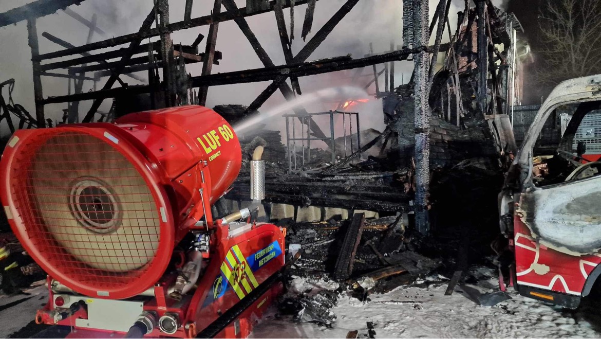 DeutschlandLuf's tweet photo. In Riederich brennt eine Zimmerei - Die FW Metzingen unterstützt die Löscharbeiten mit dem LUF60 C.
#luf60 #lufnano #luf120 #luflog #lufcrv #lufgp7000 #lufgp12000 #feuerwehr #löschroboter #löschunterstützungsfahrzeug #einsätze #brand #metzingen #riederich https://t.co/TnLa6ODYYD
