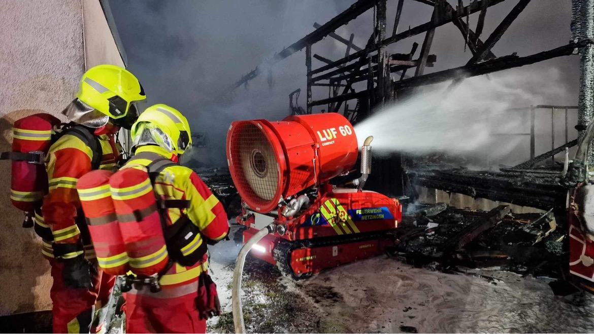 DeutschlandLuf's tweet photo. In Riederich brennt eine Zimmerei - Die FW Metzingen unterstützt die Löscharbeiten mit dem LUF60 C.
#luf60 #lufnano #luf120 #luflog #lufcrv #lufgp7000 #lufgp12000 #feuerwehr #löschroboter #löschunterstützungsfahrzeug #einsätze #brand #metzingen #riederich https://t.co/TnLa6ODYYD