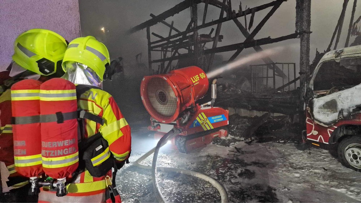 DeutschlandLuf's tweet photo. In Riederich brennt eine Zimmerei - Die FW Metzingen unterstützt die Löscharbeiten mit dem LUF60 C.
#luf60 #lufnano #luf120 #luflog #lufcrv #lufgp7000 #lufgp12000 #feuerwehr #löschroboter #löschunterstützungsfahrzeug #einsätze #brand #metzingen #riederich https://t.co/TnLa6ODYYD