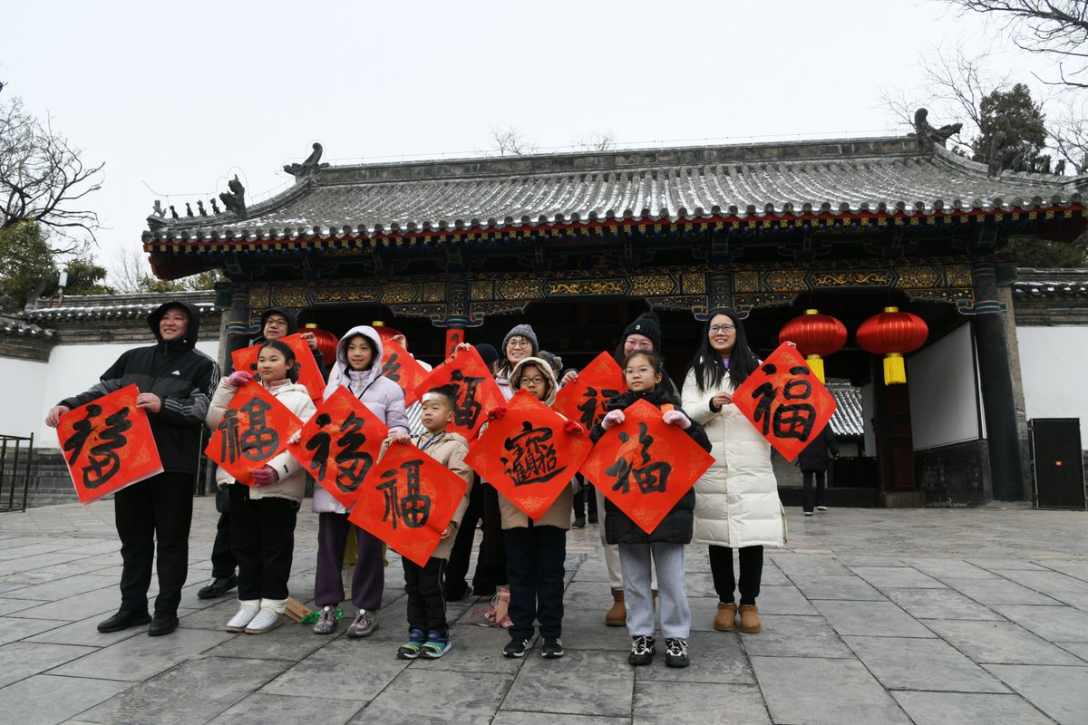 TouchShandong's tweet image. Come to celebrate the #ChineseNew ear held in Kong Family Mansion and get a taste of the authentic Chinese flavor. Within the Confucius Temple #ScenicArea, there were diverse exhibitions that demonstrate cultural and creative products and intangible cultural heritage products.