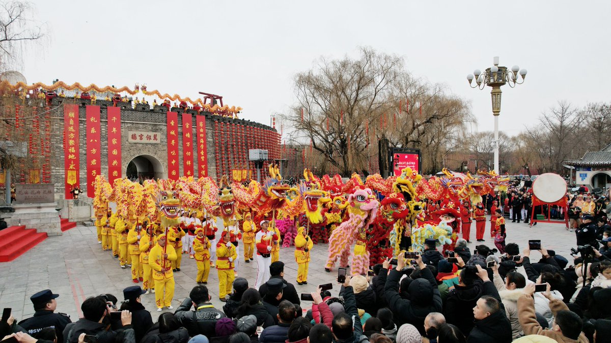 TouchShandong's tweet image. Come to celebrate the #ChineseNew ear held in Kong Family Mansion and get a taste of the authentic Chinese flavor. Within the Confucius Temple #ScenicArea, there were diverse exhibitions that demonstrate cultural and creative products and intangible cultural heritage products.