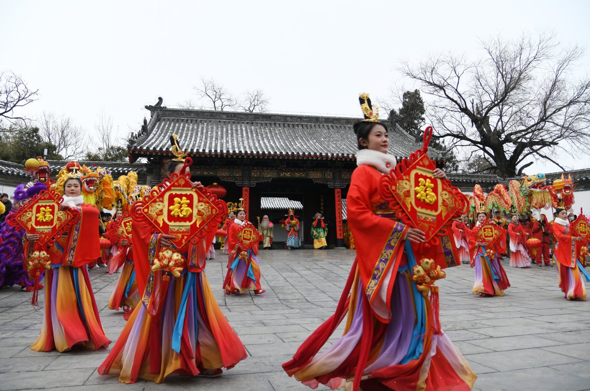 TouchShandong's tweet image. Come to celebrate the #ChineseNew ear held in Kong Family Mansion and get a taste of the authentic Chinese flavor. Within the Confucius Temple #ScenicArea, there were diverse exhibitions that demonstrate cultural and creative products and intangible cultural heritage products.