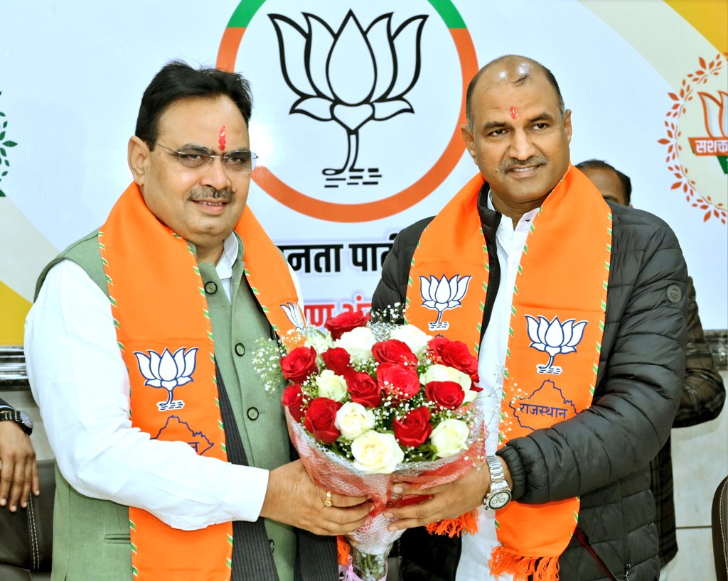 BhajanlalBjp's tweet photo. जय भाजपा, तय भाजपा.... 

आज भाजपा प्रदेश कार्यालय पर आयोजित प्रदेश कोर कमेटी की बैठक में सम्मलित हुआ एवं विभिन्न संगठनात्मक विषयों पर सकारात्मक चर्चा की। इस दौरान राष्ट्रीय महामंत्री व प्रदेश प्रभारी श्री @ArunSinghbjp जी, प्रदेश सहप्रभारी श्रीमती @VijayaRahatkar जी, प्रदेशाध्यक्ष श्री @cpjoshiBJP जी, राष्ट्रीय उपाध्यक्ष व पूर्व मुख्यमंत्री श्रीमती @VasundharaBJP जी सहित कोर कमेटी के सदस्य मौजूद रहे ।

@BJP4Rajasthan
