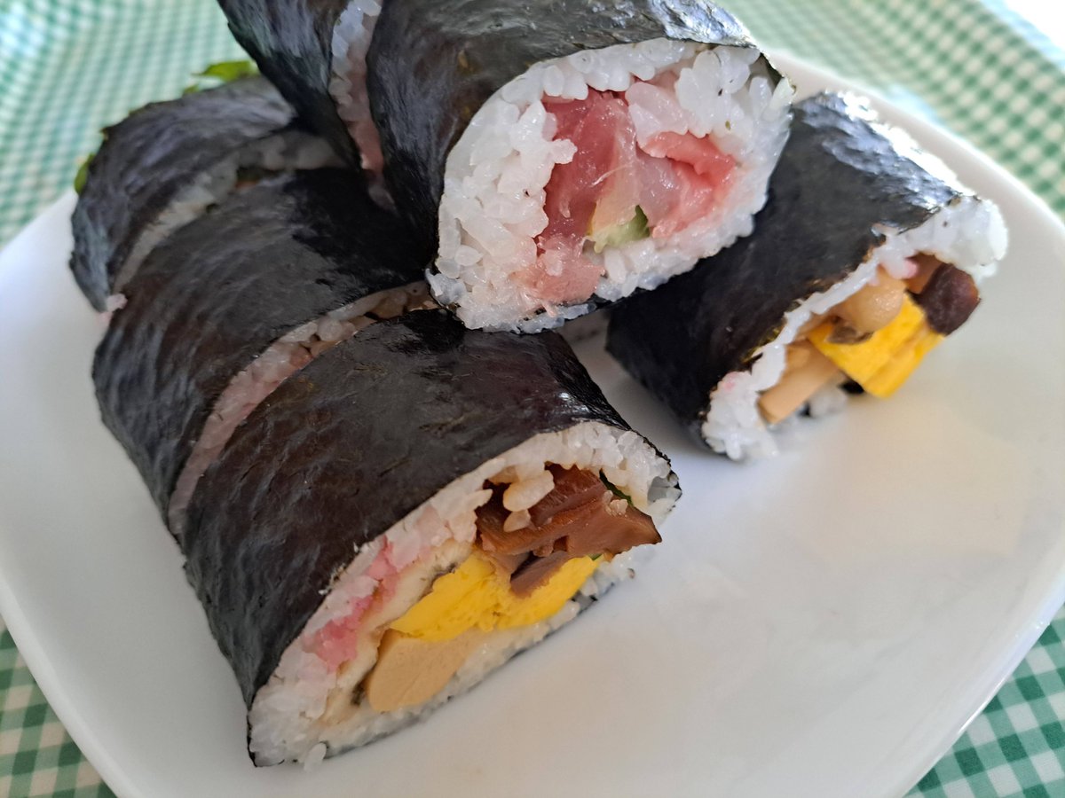 mosquitoos's tweet photo. This is Saturday lunch. It's a Ehomaki. It isa traditional food eaten on Setsubun as a good luck charm. When we eat it, we must face the year's lucky direction without speaking.
#breakfast
#Japan
#washoku
#Ehomaki
#WithoutSpeaking https://t.co/Cg8p4aMySf