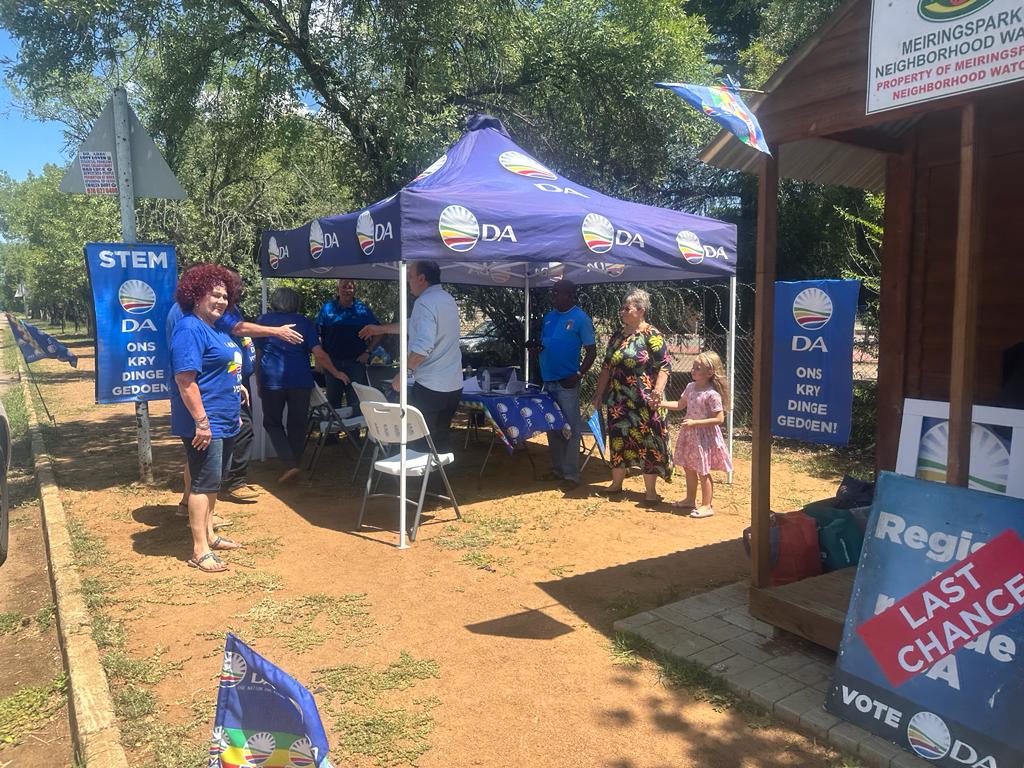 DANorthWestNews's tweet image. We are painting Matlosana BLUE today!

Register TODAY!

#RescueSA #RegisterToVoteDA