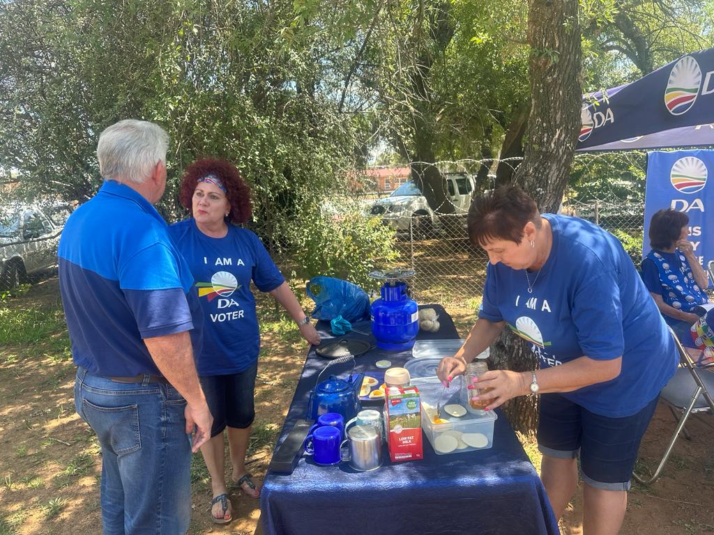 DANorthWestNews's tweet image. We are painting Matlosana BLUE today!

Register TODAY!

#RescueSA #RegisterToVoteDA