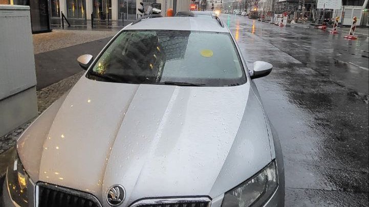polizeiberlin's tweet photo. Gestern stoppe unser #Verkehrsdienst in #Moabit einen Mann, weil er am Steuer telefonierte. Weil er keine Fahrerlaubnis hatte, ließ sich Papa zum Ort fahren um das Auto abzuholen. Sein Fahrer hatte jedoch weder Konzession noch Pflichtversicherung.
#AnzeigenSindRaus
^tsm https://t.co/44m7GVntR4