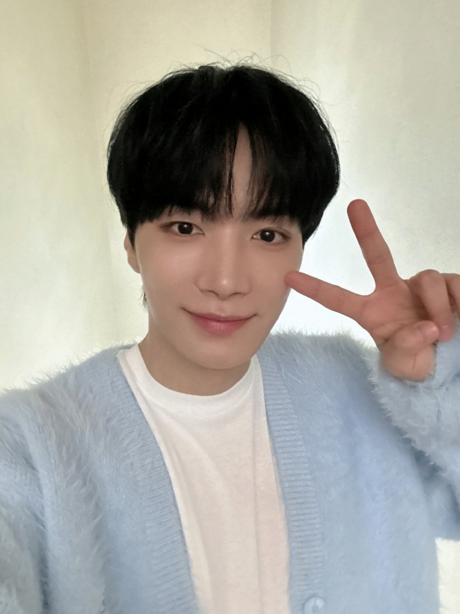 em_jonghyeon's tweet photo. [#PHOTO] 
240204 #미화당 📸 

봄의 시작을 종현이와 &amp;U가 함께🌸
&amp;U와 함께면 따뜻한 날만 계속될 거야🫶

오늘도 귀엽고 잘생긴 쫑이랑💙

#KimJonghyeon #김종현
#Brilliant_Seasons #MOTTO https://t.co/dJCl0stw8Z
