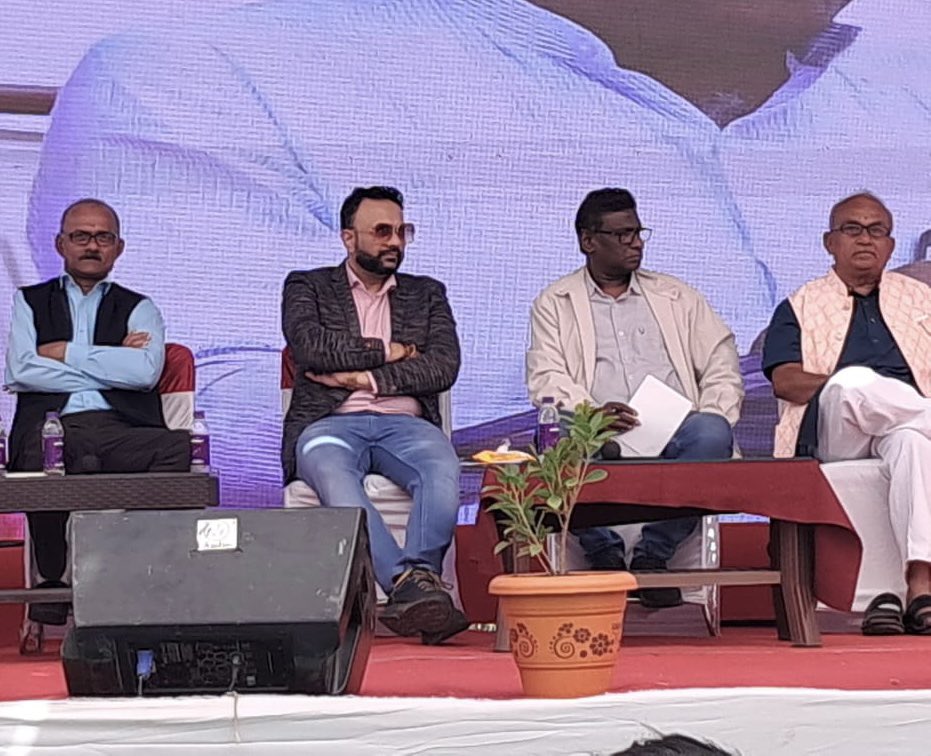 Glad to be a speaker at All India Marathi Lit Fest at the city of #Amalner. I underlined need of looking at humour in literature with more seriousness. And yes, wore goggles while on the stage following #johnelton 😀#author #marathi #litfest #अखिलभारतीयसाहित्यसंमेलन