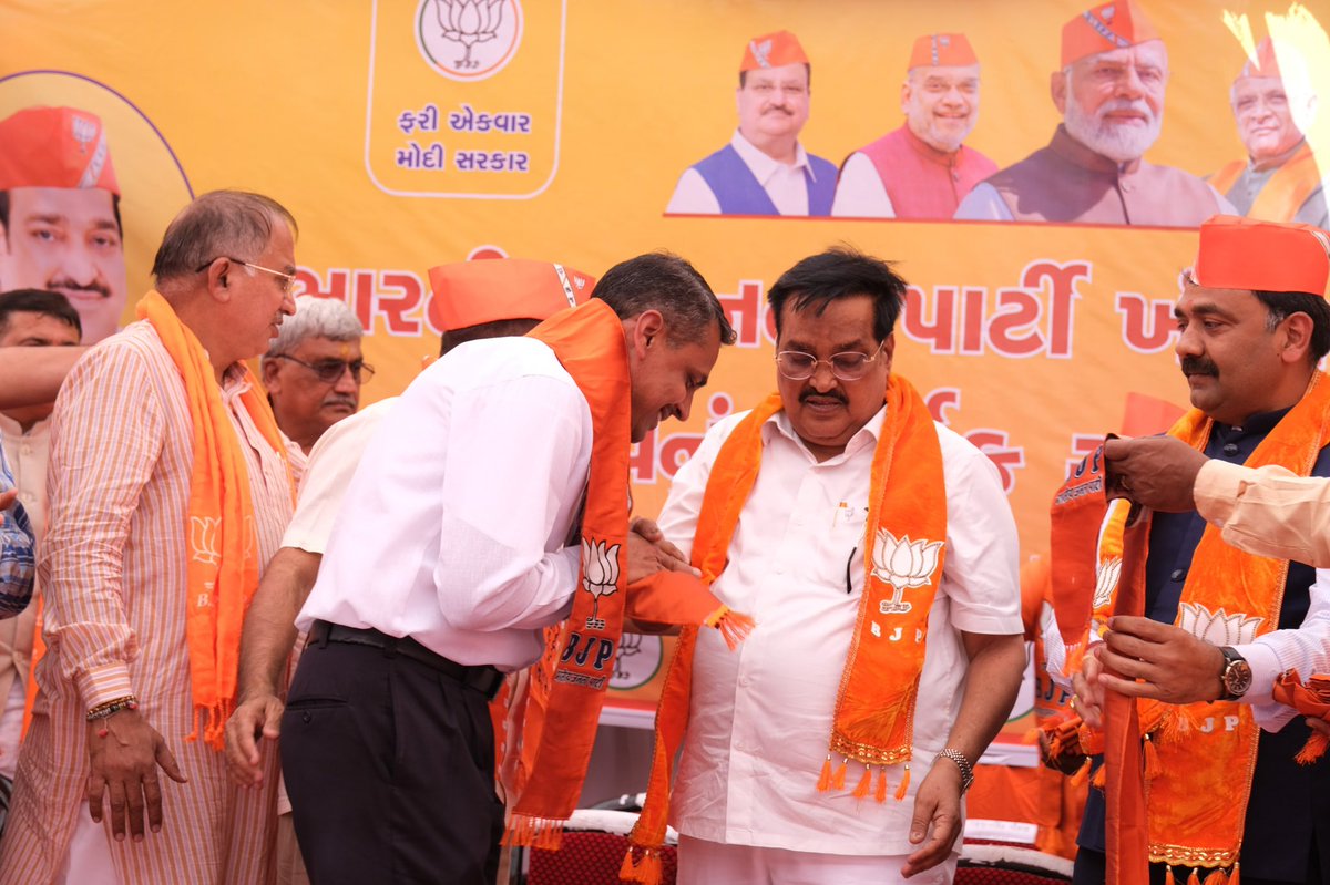 CRPaatil's tweet photo. આણંદ જીલ્લાનાં ખંભાત ખાતે કોંગ્રેસનાં પૂર્વ ધારાસભ્ય શ્રી ચિરાગભાઇ પટેલ અને એમનાં સમર્થકોને ભારતીય જનતા પાર્ટીનો ખેસ પહેરાવી પાર્ટીમાં જોડ્યા. 
ચિરાગભાઇએ ઘરવાપસીનાં કાર્યક્રમને રામમંદિર સાથે જોડ્યો એ માટે એમને અભિનંદન પાઠવ્યા. ભારતીય જનતા પાર્ટીનો કાર્યકર્તા સદાય સંકલ્પબદ્ધ હોય છે, આવનારા લોકસભાનાં ઇલેક્શનમાં 5 લાખથી વધુ લીડ સાથે 26 લોકસભાને વિજયી બનાવવા આહવાન કર્યું.