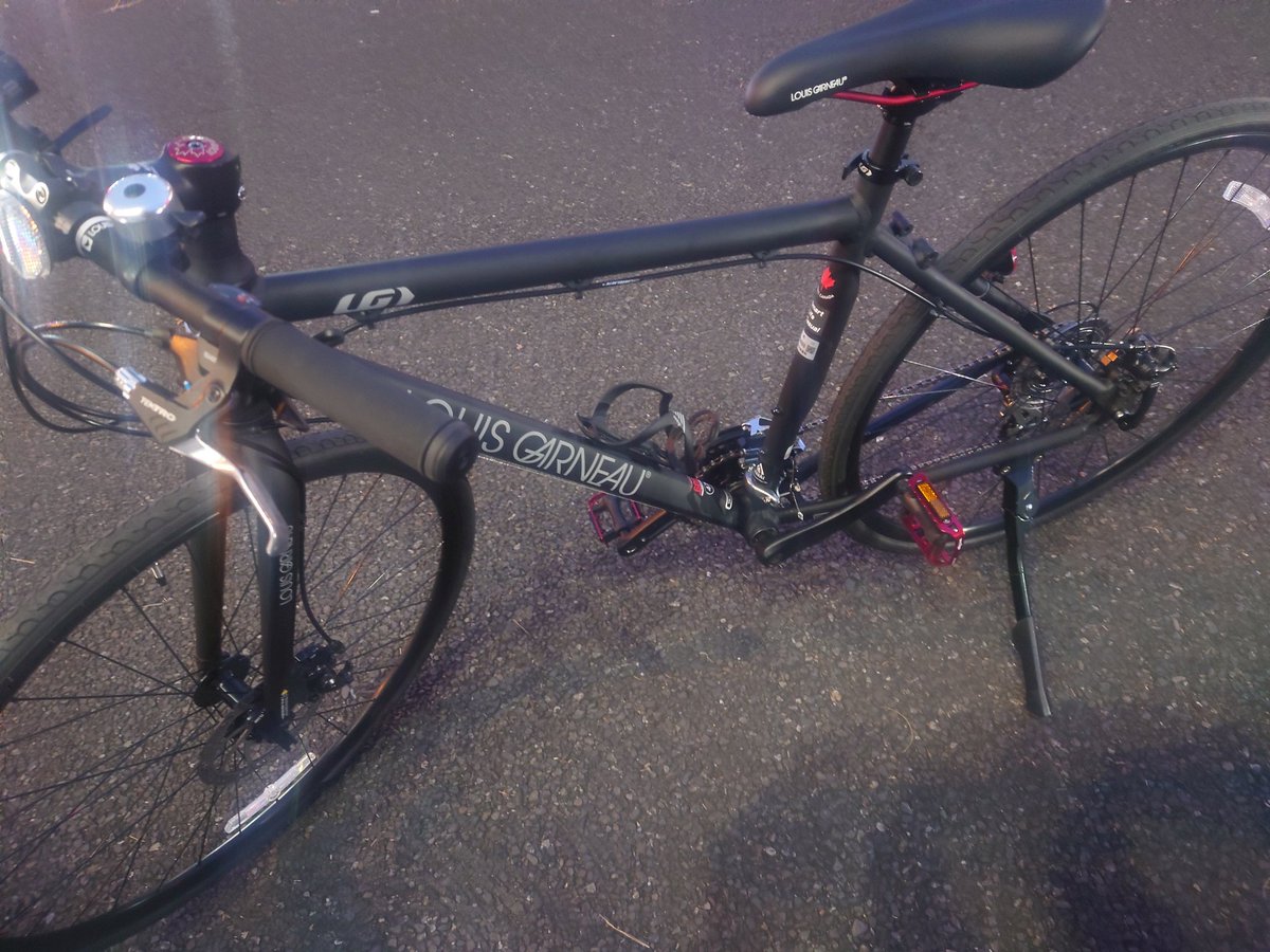 kenji_1230's tweet photo. １０年振り位に自分の自転車を手にした！
ロードバイクはちょっと不安なので今回はクロスバイクに。
店から乗って帰っただけでケツが痛い！！ https://t.co/42MQBOdx55