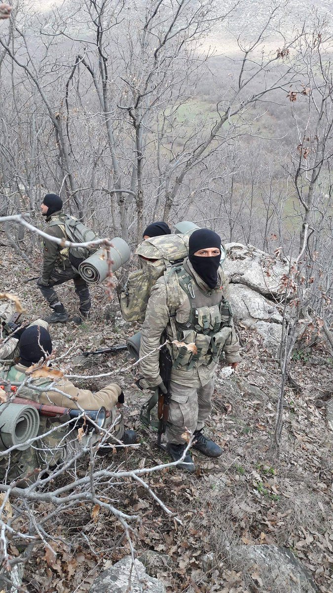 sakbar7272's tweet photo. #GüvenlikKorucuları
Biri jandarma biri güvenlik korucusu birinin özlük hakları kanunu yok diğerin sözleşmeli kadrosu yok vatan için can verenlerin bumudur hakkı #jandarma #GüvenlikKorucuları @RTErdogan @dbdevletbahceli @TatarArslan @celebimehmeta  @arzuerdemDB https://t.co/ohdXk4lIGz