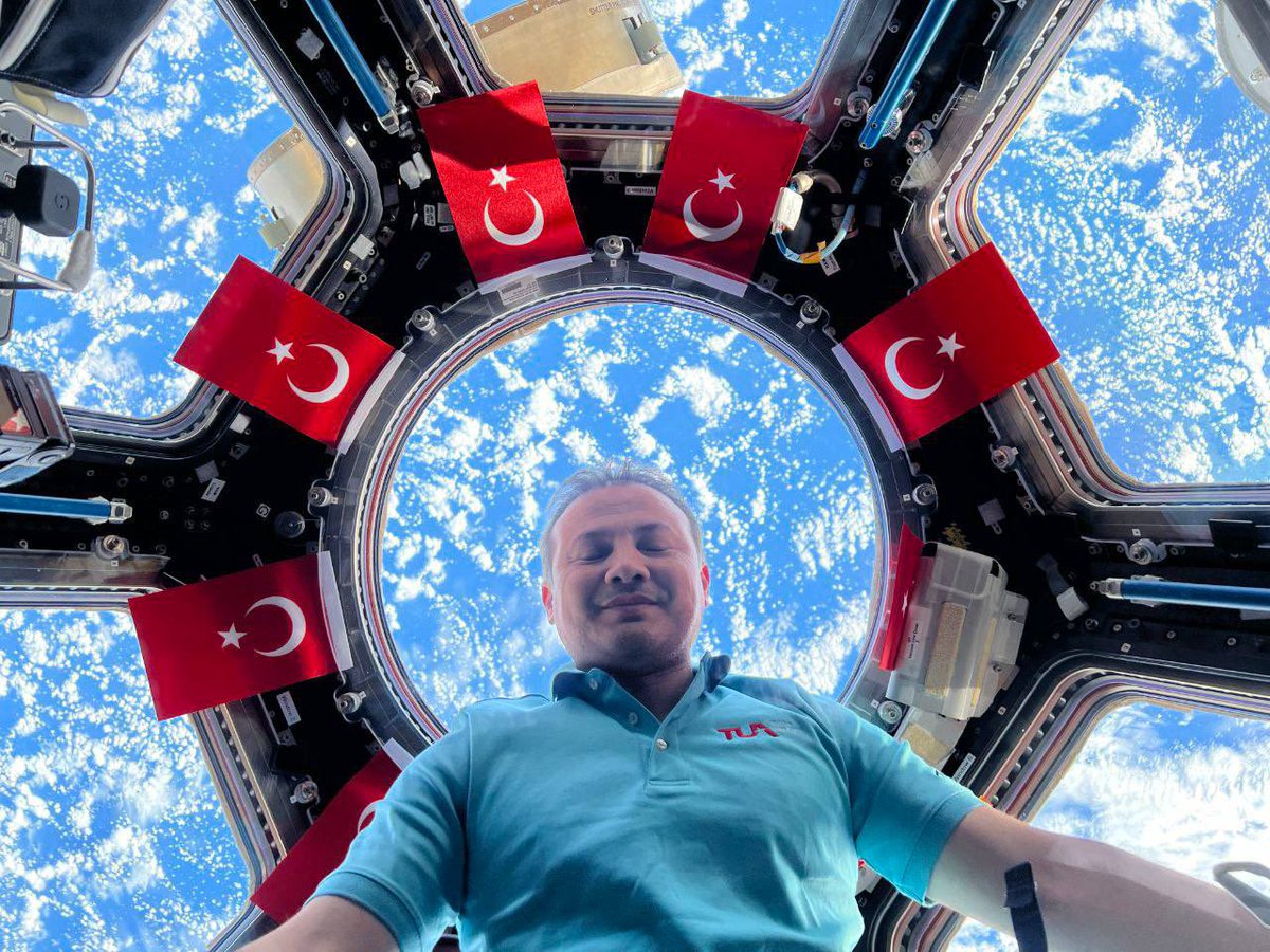 TURKastro's tweet photo. Araladığımız yeni dünyanın penceresinden selamlar! 👋

Yükselen ay yıldızımızın ışığında, bilim ve keşfin sınırlarını genişletirken, bu anın kıymetini ve sorumluluğunu derinden hissediyorum. 🇹🇷 

Dünyaya dönüş için biraz daha bekleyeceğiz.

Bu benzersiz yolculukta edindiğim deneyimlerle, ülkemizin bilim ve teknoloji alanında attığı adımlara değer katmak için ülkeme dönmeyi sabırsızlıkla bekliyorum.