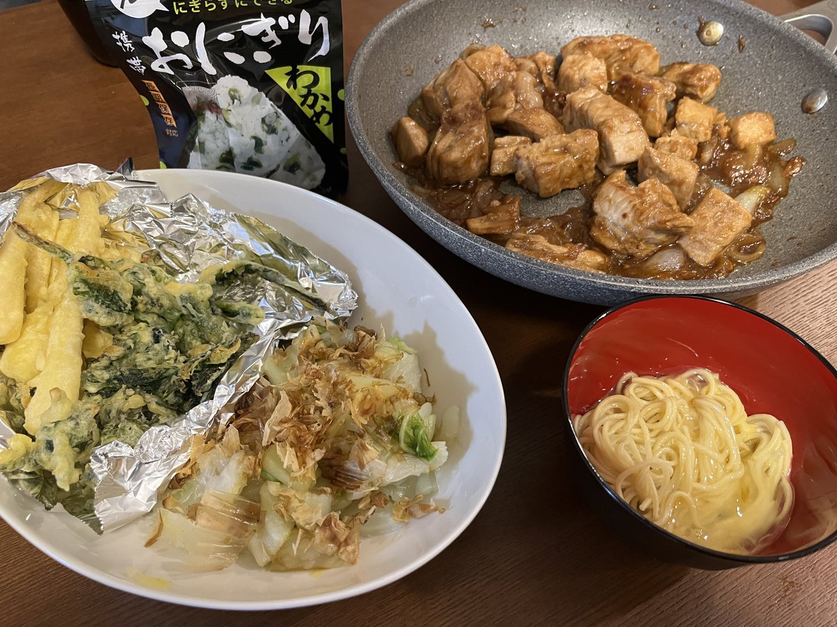 TabemonoM's tweet photo. マグロの焼き肉、若竹とタラの芽の天ぷら、白菜のおひたし、油そば、わかめおにぎり https://t.co/ziiCmnfLtK