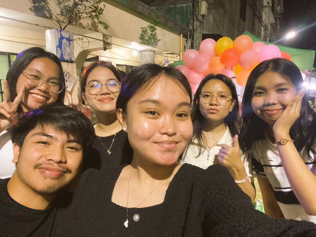 mespair_'s tweet photo. nakumpleto rin kmi finaallyyy 💗
#HappyJonesDay https://t.co/wXUH47YNyI