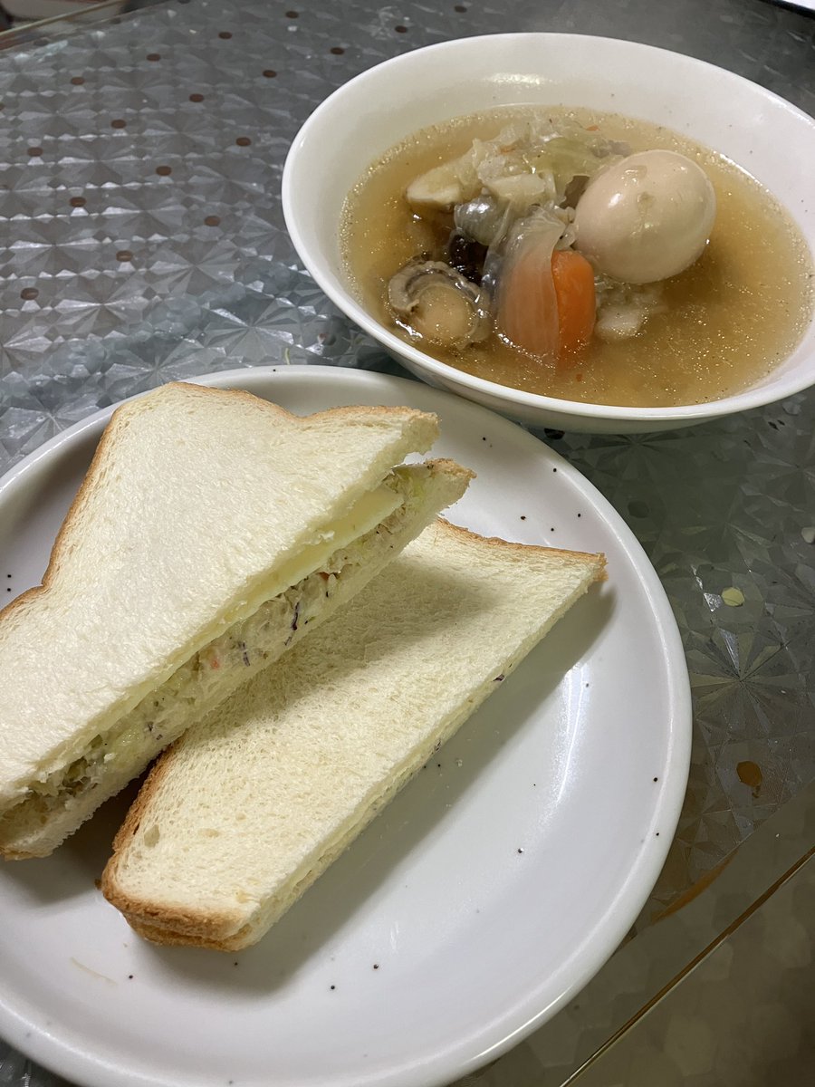 tatsu10276's tweet photo. 日曜日、筋トレからの…晩飯。この間に…ニャンズのご飯を済ませて…w バレエと出逢うまで…「足の裏を鍛える。」なんて考えた事もない！！イギリスの女優でヘレン・ミレン（Dame Helen Mirren）さんが言った言葉…「加齢はOLDじゃない、GOLDよ」…を思い出し…Goldになれるように…頑張るさー。 https://t.co/Aku044jfPp