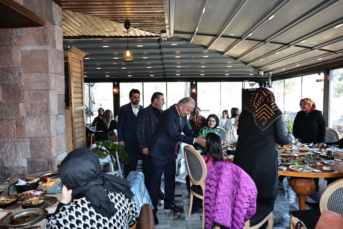 MÜSİAD Denizli Şube Başkanlığının düzenlediği geleneksel buluşmada iş dünyasının birbirinden değerli temsilcisi kardeşlerimiz ile buluştuk.

Allah birlik ve beraberliğimizi daim eylesin.