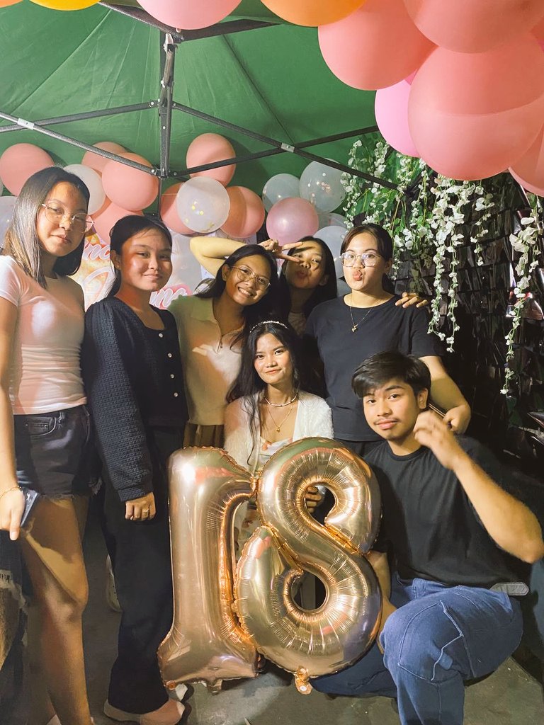 mespair_'s tweet photo. nakumpleto rin kmi finaallyyy 💗
#HappyJonesDay https://t.co/wXUH47YNyI