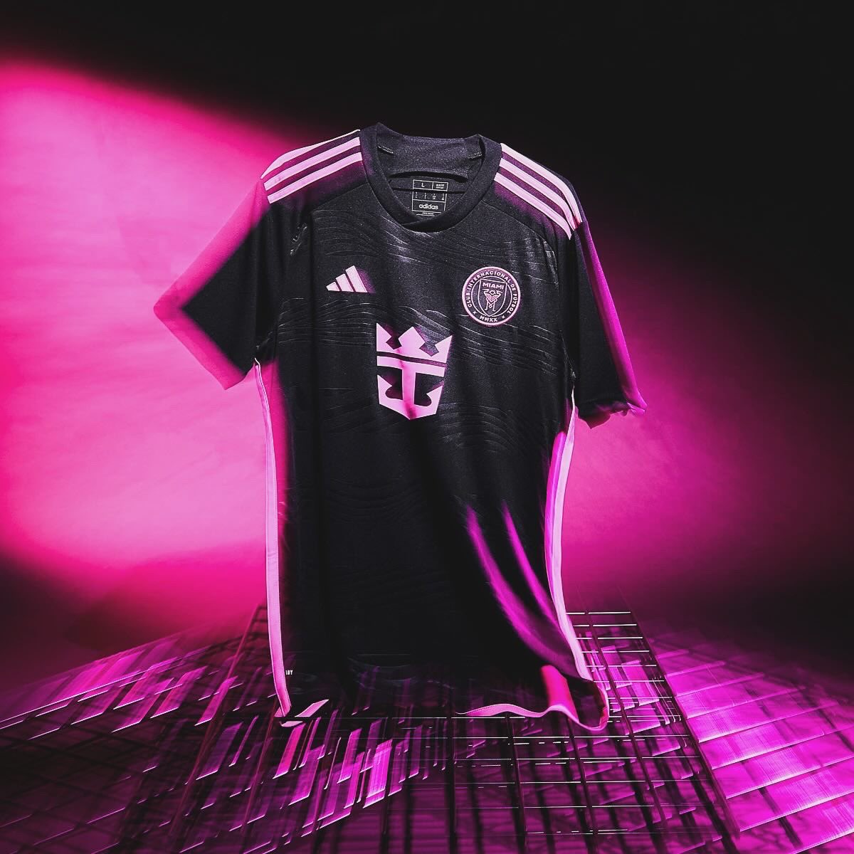 foot_globe's tweet photo. Foot Globe débarque 🌍👀
Et promis, vous tomberez sur des maillots pépites ✨

🔗 https://t.co/JqnAorxQfO https://t.co/06dTJylV8d