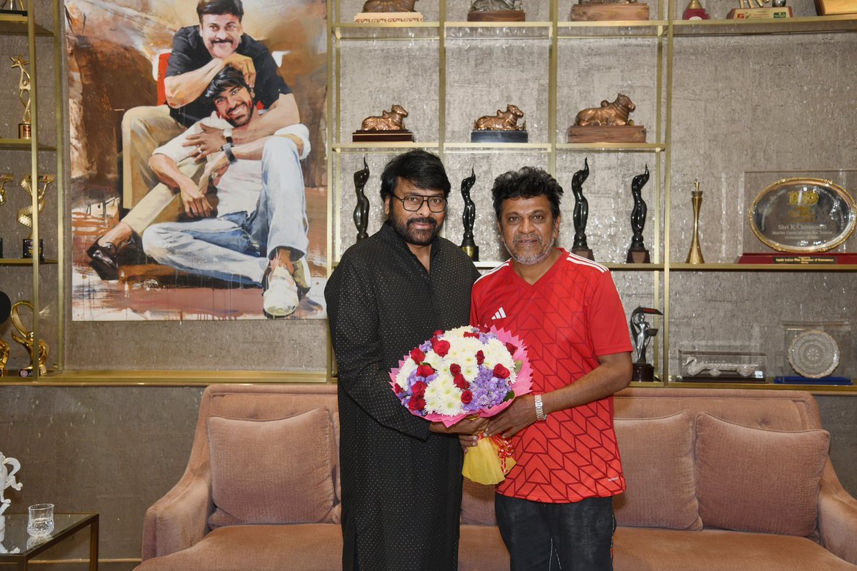 #DrShivarajkumar #Chiranjeevi

King Shivanna facilitates Mega Star Chiranjeevi after receiving Padma Vibhushan