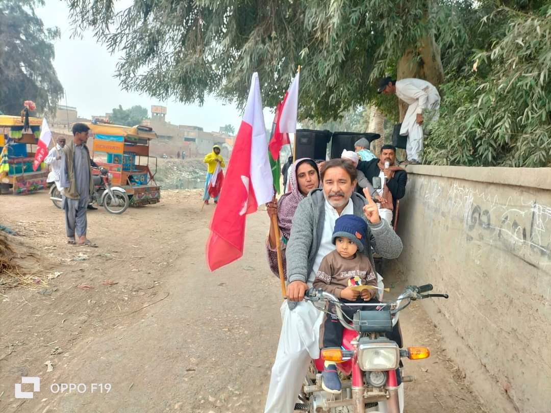 AWPSindh's tweet photo. Comrade Seengar Noonari, AWP candidate for PS 17, Warah, Naseerabad, while election campaign.
#VoteForBulb π‘ https://t.co/HnZD5VmiJP